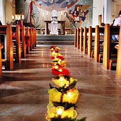 Kerzen stehen im Mittelgang unserer Kirche bereit für den Weihnachtsgottesdienst