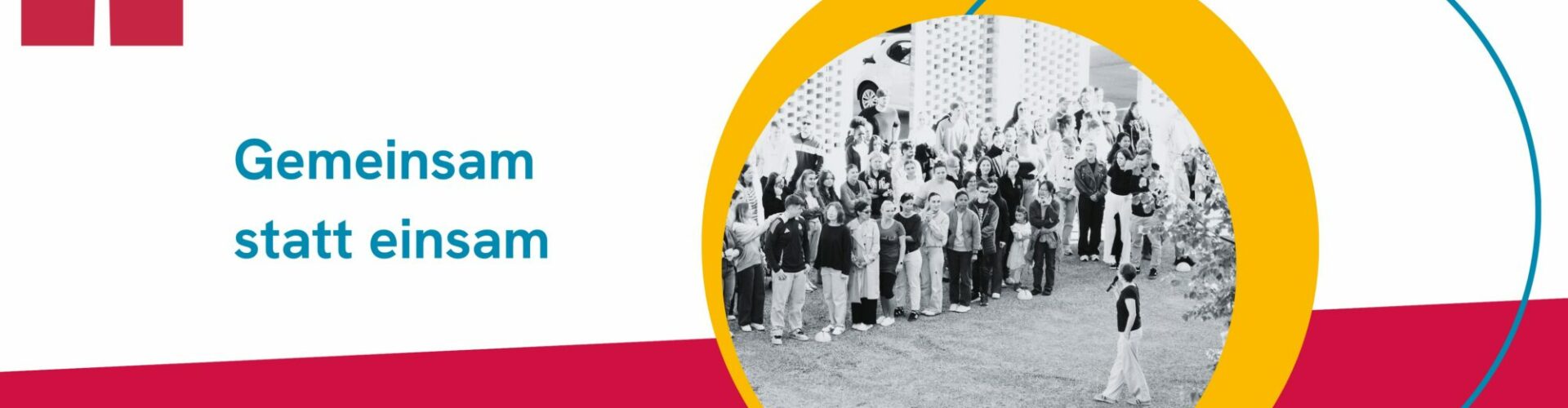 Plakat in Rot und Weiß mit Schüler*innen auf dem Schulhof.